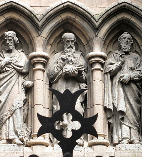 Estatuas del frontispicio de la Iglesia de Santa Cruz