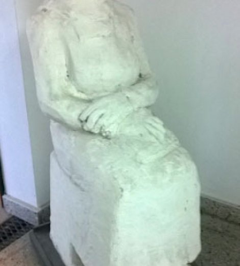 Niña sentada