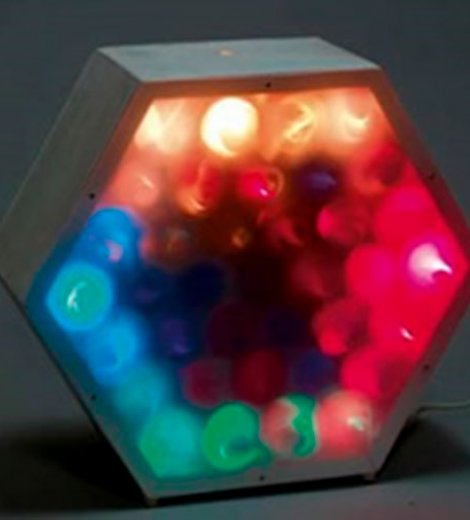Hexágono con espirales polícromas