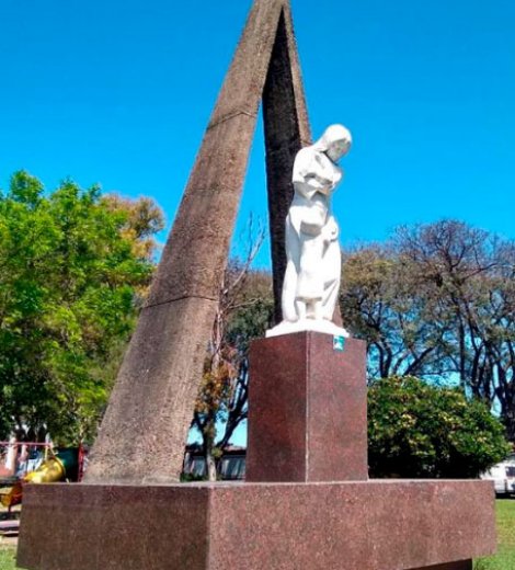 Escultura a la madre situada en Morón